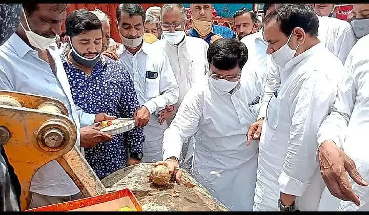 बरवाला विधायक जोगीराम सिहाग व महापौर ने मिलगेट से कैंची चौक तक सड़क निर्माण कार्य का किया शुभारंभ