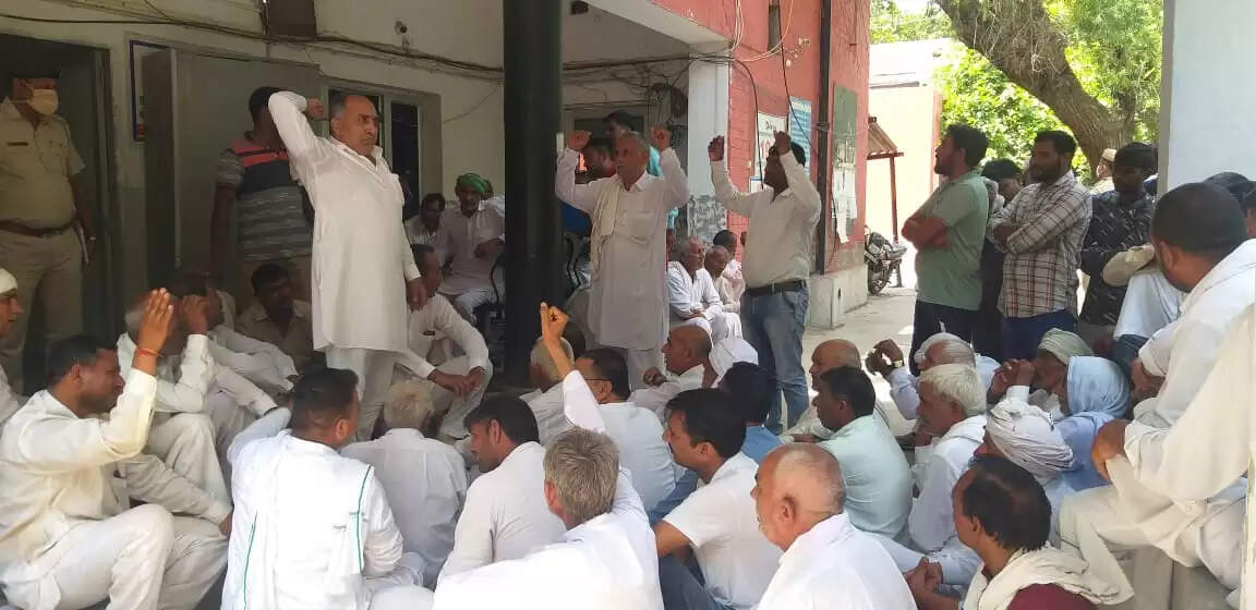 बिजली समस्या को लेकर पाबड़ा गांव के ग्रामीणों ने किया एसई कार्यालय का घेराव