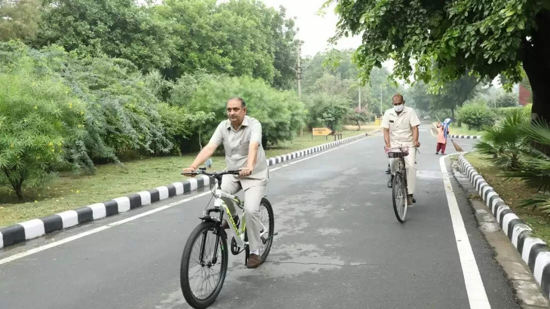 कुलपति ने साइकिल से ऑफिस पहुंच दिया पर्यावरण संरक्षण व ईंधन बचाने का संदेश