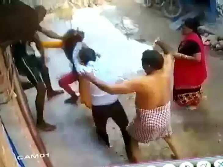 पड़ोसियों ने बाल पकड़ घसीटा, पति-पत्नी को बेरहमी से पीटा, अब जाकर पुलिस कमिश्नर ने दिए आदेश