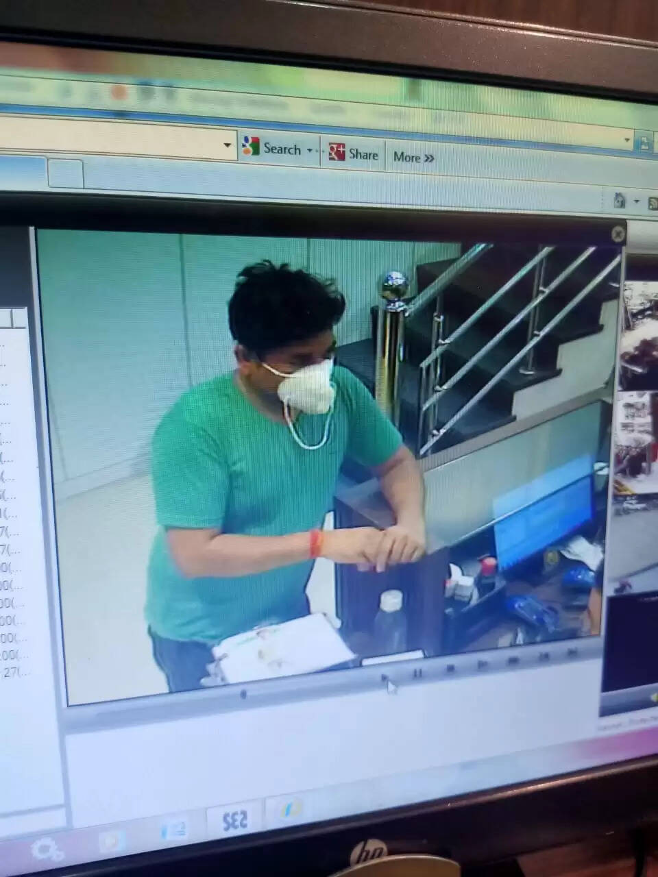 खुद को डॉक्टर बताया आराम से शोरूम में बैठा हजारों की शॉपिंग कर निकल गया