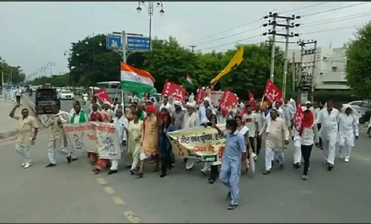 तीन कृषि कानूनों के खिलाफ किसानों के समर्थन में उतरे कई संगठन, शहर में प्रदर्शन कर विरोध जताया
