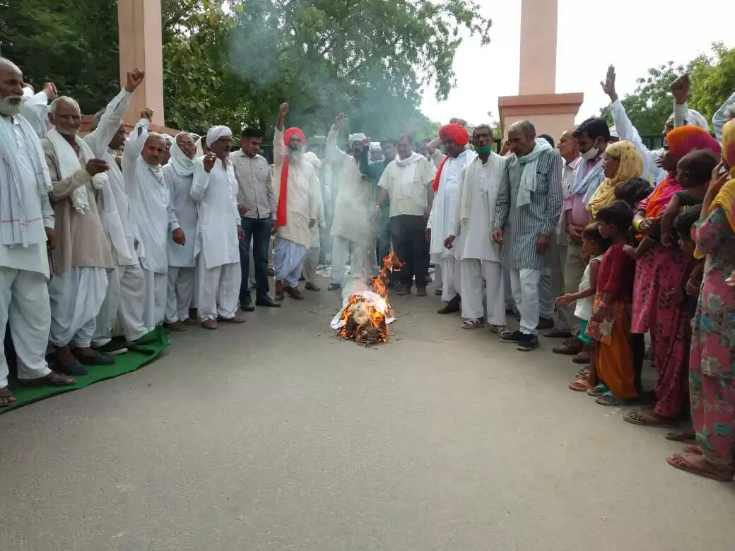 पांच गांवों के लोगों ने जिला प्रशासन का पुतला फूंका