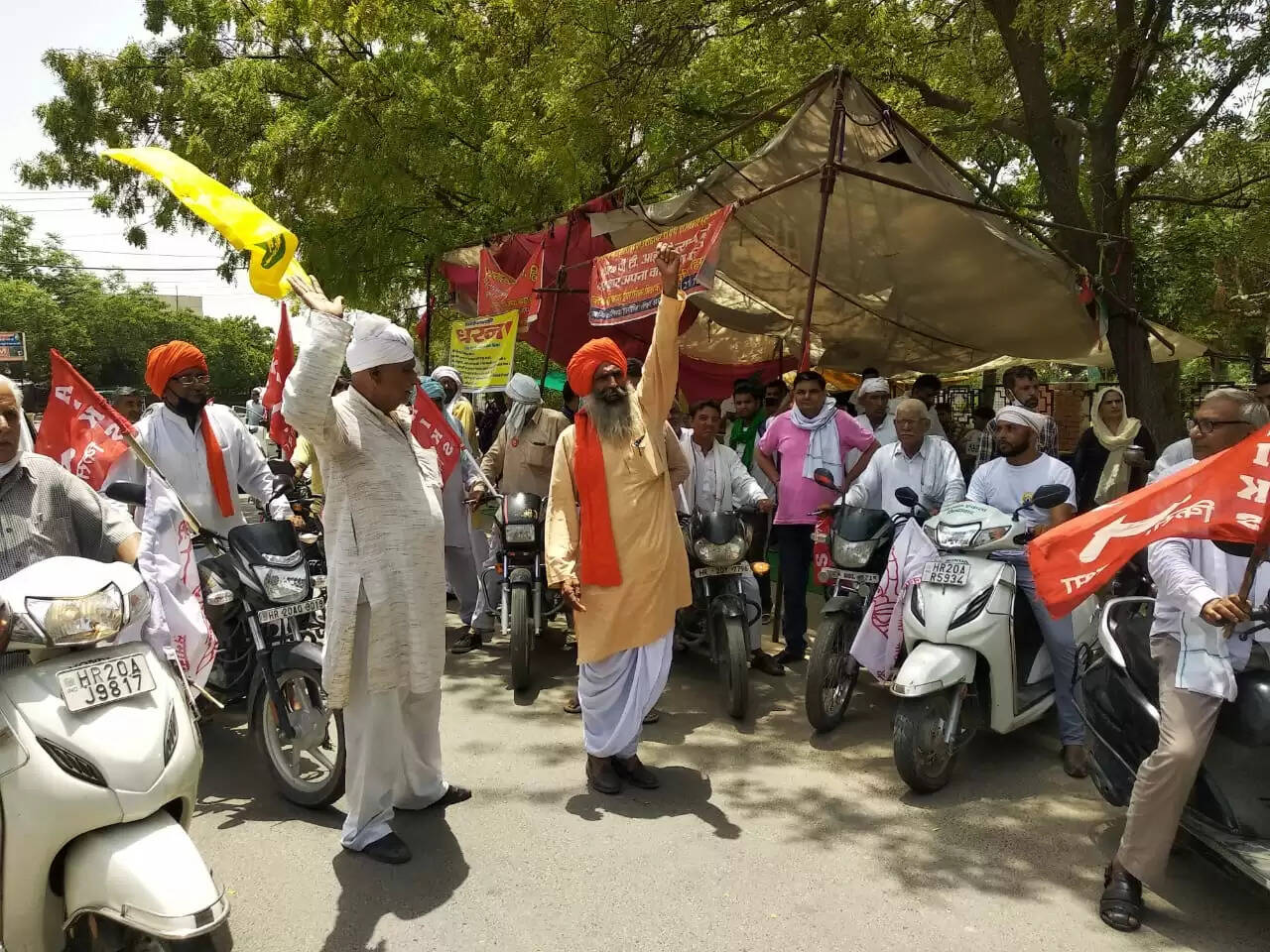 पेट्रो पदार्थों में लगातार हो रही वृद्धि के विरोध में किसानों ने दस मिनट तक बजाए वाहनों के हॉर्न