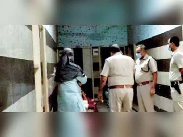 फेसबुक फ्रेंड से मिलने आई थी लड़की, चार दिन तक बंधक बनाकर दोस्तों से भी कराया रेप