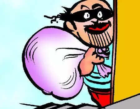लोहे की खिड़की को काट कर घर के अंदर घुसे चोर, 12 तोले सोने के जेवरात चोरी कर ले गए