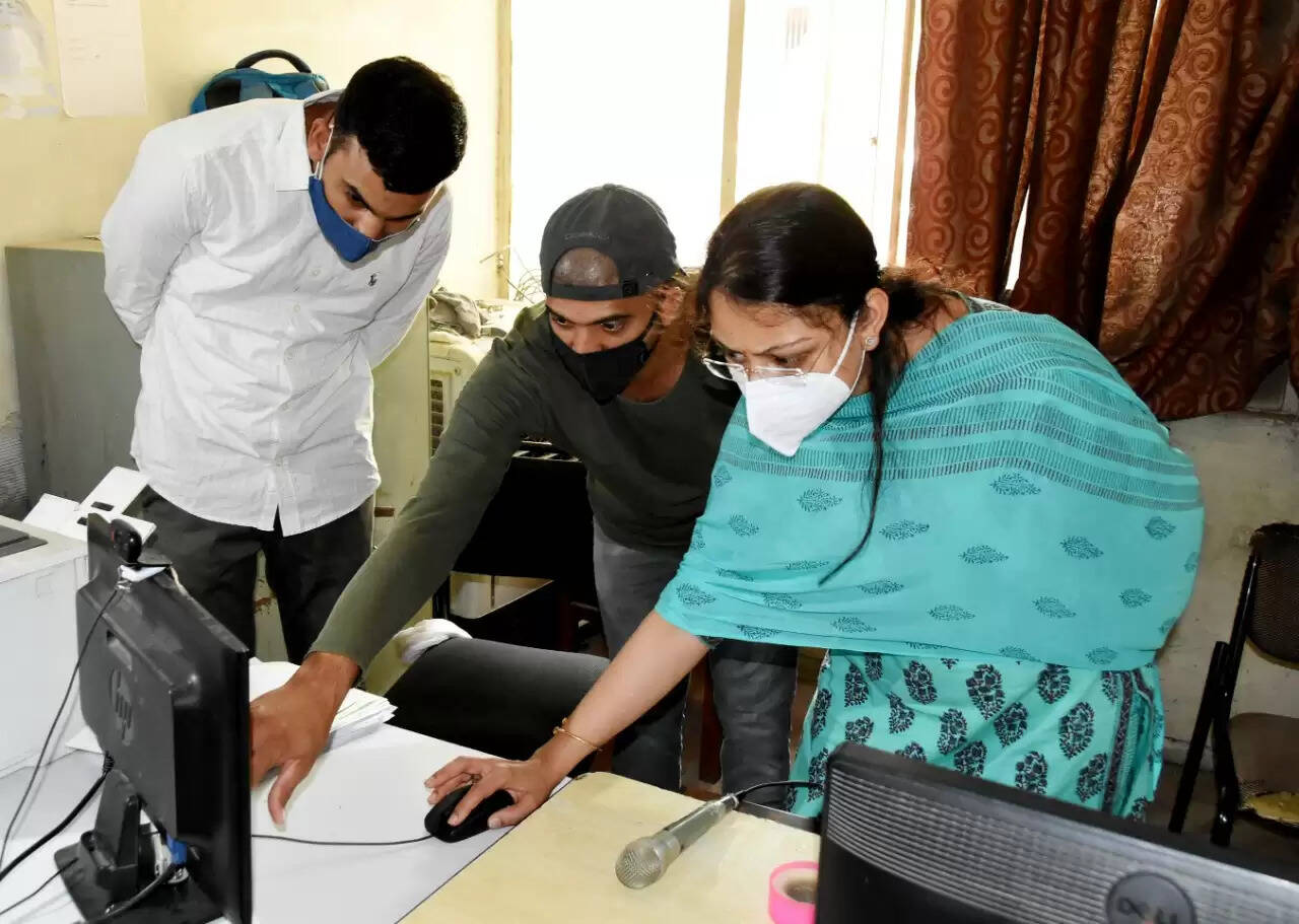 उपायुक्त ने तहसील कार्यालय का औचक निरीक्षण कर व्यवस्थाओं को जांचा