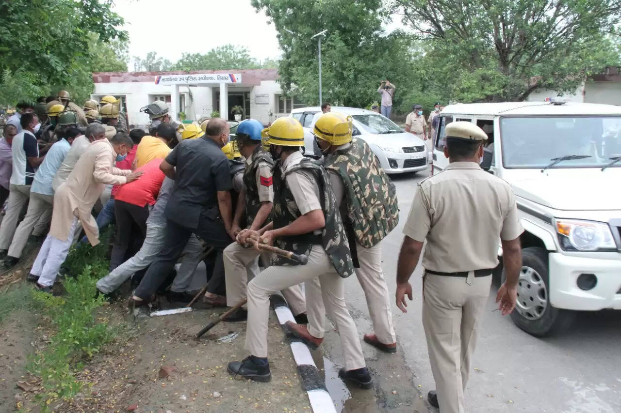 प्रदर्शनकारियों से कैसे निपटे इसके बारे में पुलिस जवानों को दी ट्रैनिंग