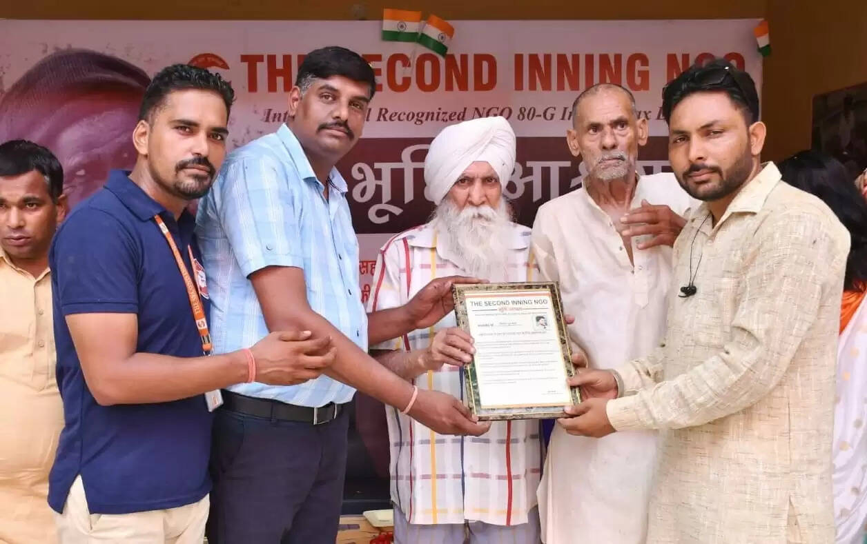 समाज के भलाई कार्यों में अहम भूमिका के लिए त्रिदेव मुंढालिया को सम्मानित किया