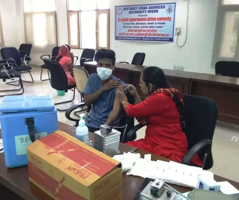 एडीआर सेंटर में न्यायाधीशों, अधिवक्ताओं और कर्मचारियों ने लगवाई वैक्सीन