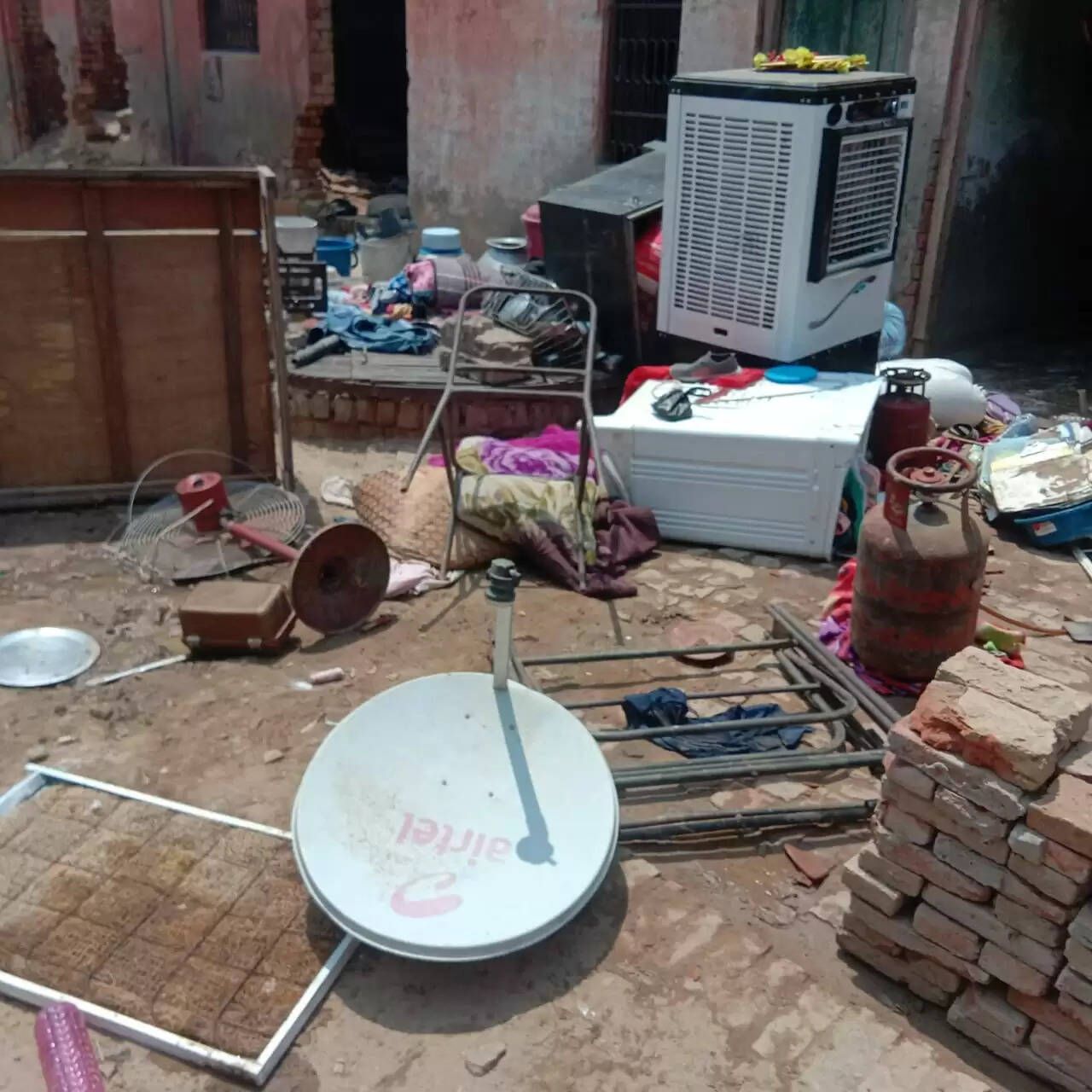 बदमाशों ने घर में घुसकर की तोड़फोड़, सामान  बाहर फेंका, विरोध करने पर दपंति को दौड़ा कर पीटा