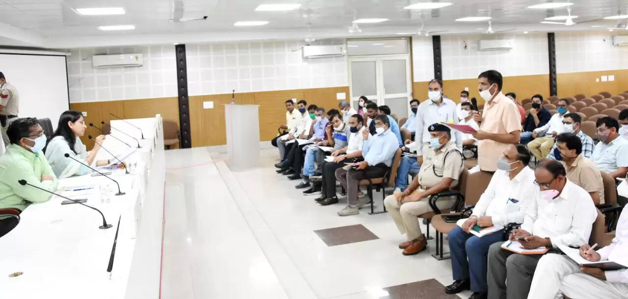 सरकार की महत्वाकांक्षी योजनाओं एवं कार्यक्रमों के तहत लंबित कार्यों को शीघ्र पूरा करें अधिकारी : उपायुक्त