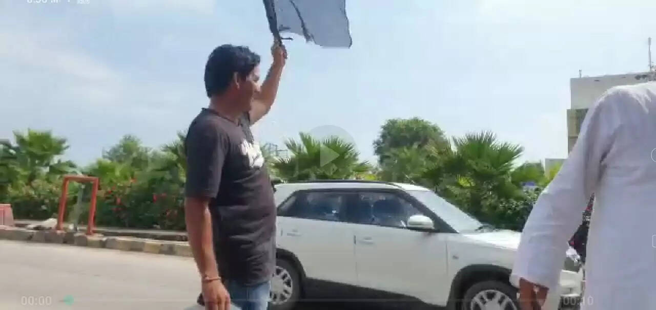 कृषि मंत्री दलाल और राज्य मंत्री अनूप को किसानों ने दिखाएं काले झंडे