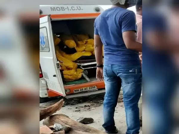 इंसानों के साथ ये कैसा सलूक – महाराष्ट्र में एक Ambulance  में ठूंसी 22 बॉडी, श्मशान में एक चिता पर 3 – 3 शवों का किया अंतिम संस्कार