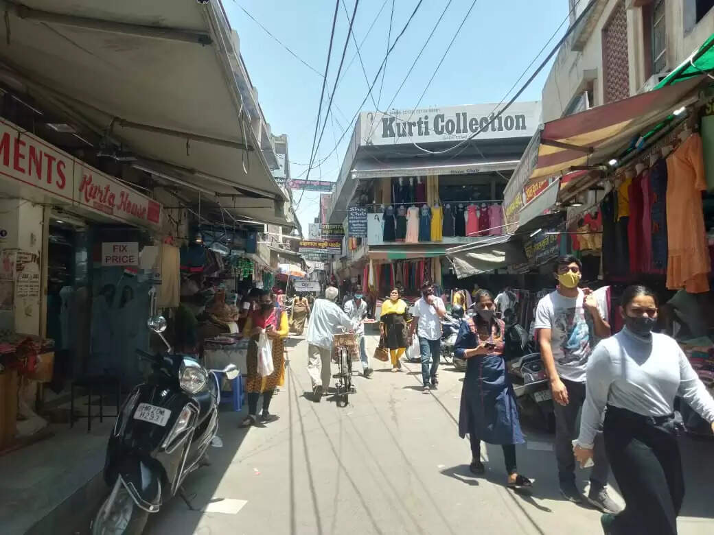 प्रशासन के दाएं बाएं के फार्मूले को दर किनार कर दुकानें खोल से रहे दुकानदार