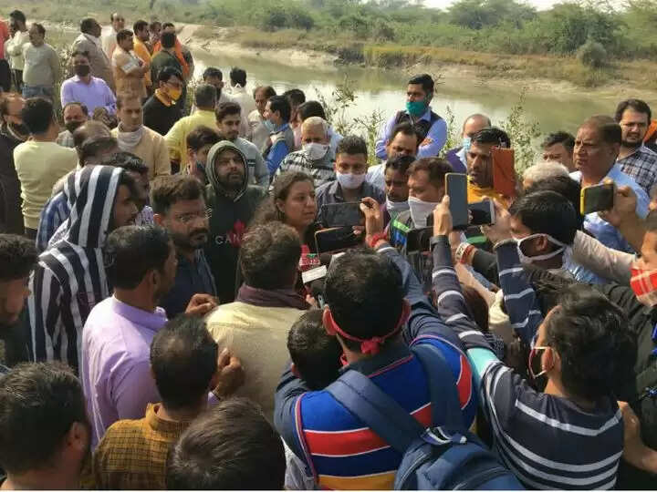 पुलिस कार्रवाई से परेशान होकर पूर्व पार्षद ने नदी में लगाई छलांग, बचाने गया साथी भी डूबा