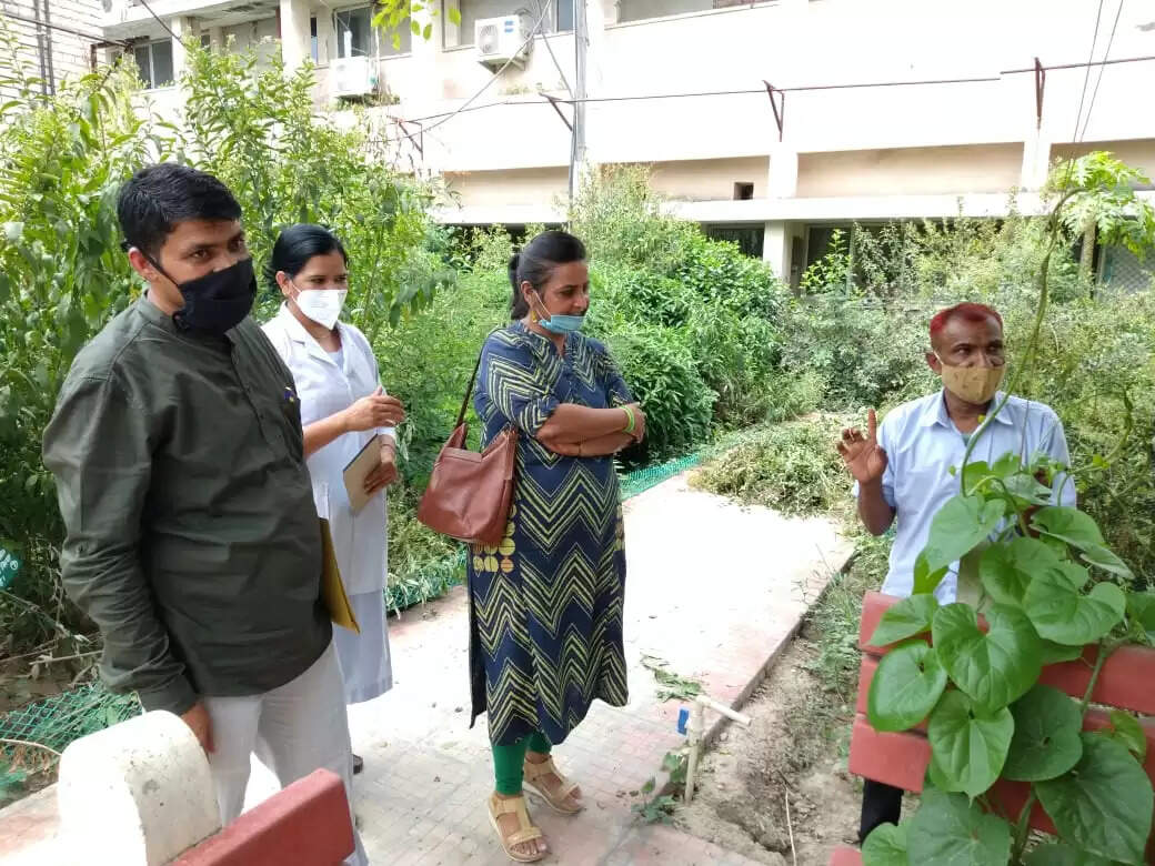 नागरिक अस्पताल में सफाई व्यवस्था जांचने पहुंची टीम को मिली कई जगह खामिया