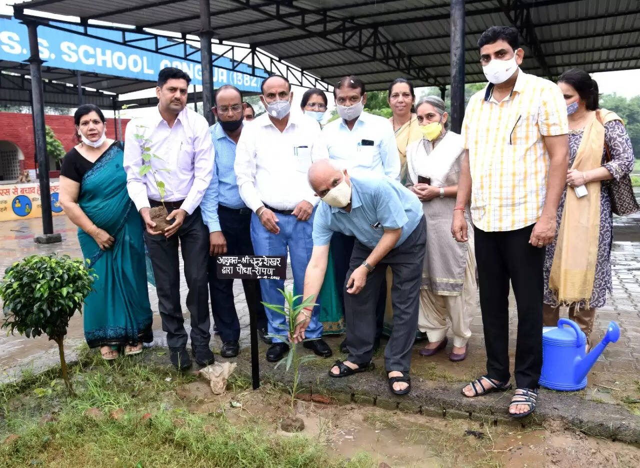 अभिभावक एवं शिक्षक हैं बच्चों के उज्जवल भविष्य की नींव : मंडलायुक्त
