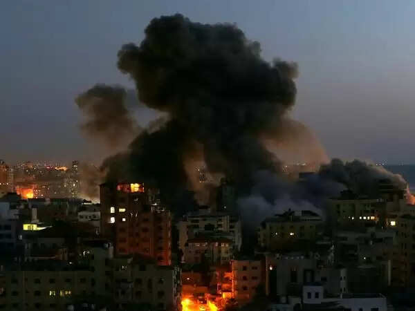 इजराइल और फिलिस्तीन के बीच हुए विवाद को जंग में बदलती इन तस्वीरों व वीडियो को देख आप भी दहल जाएंगे…