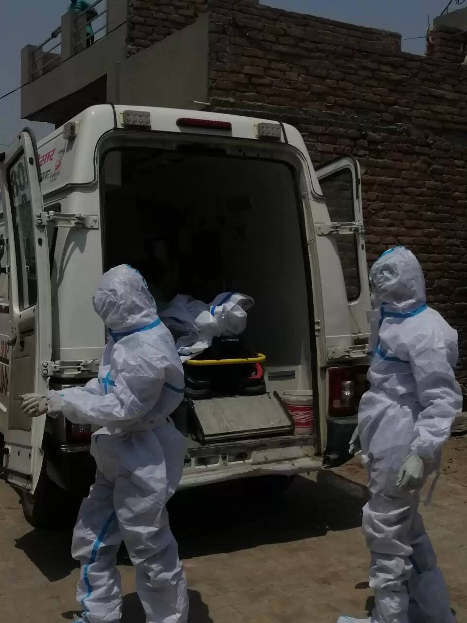 Corona in india छह घंटे घर के अंदर पड़ी रही कोरोना पॉजिटिव की डैडबॉडी, लोग बोले – एंबुलेस के लिए बार बार करते रहे फोन