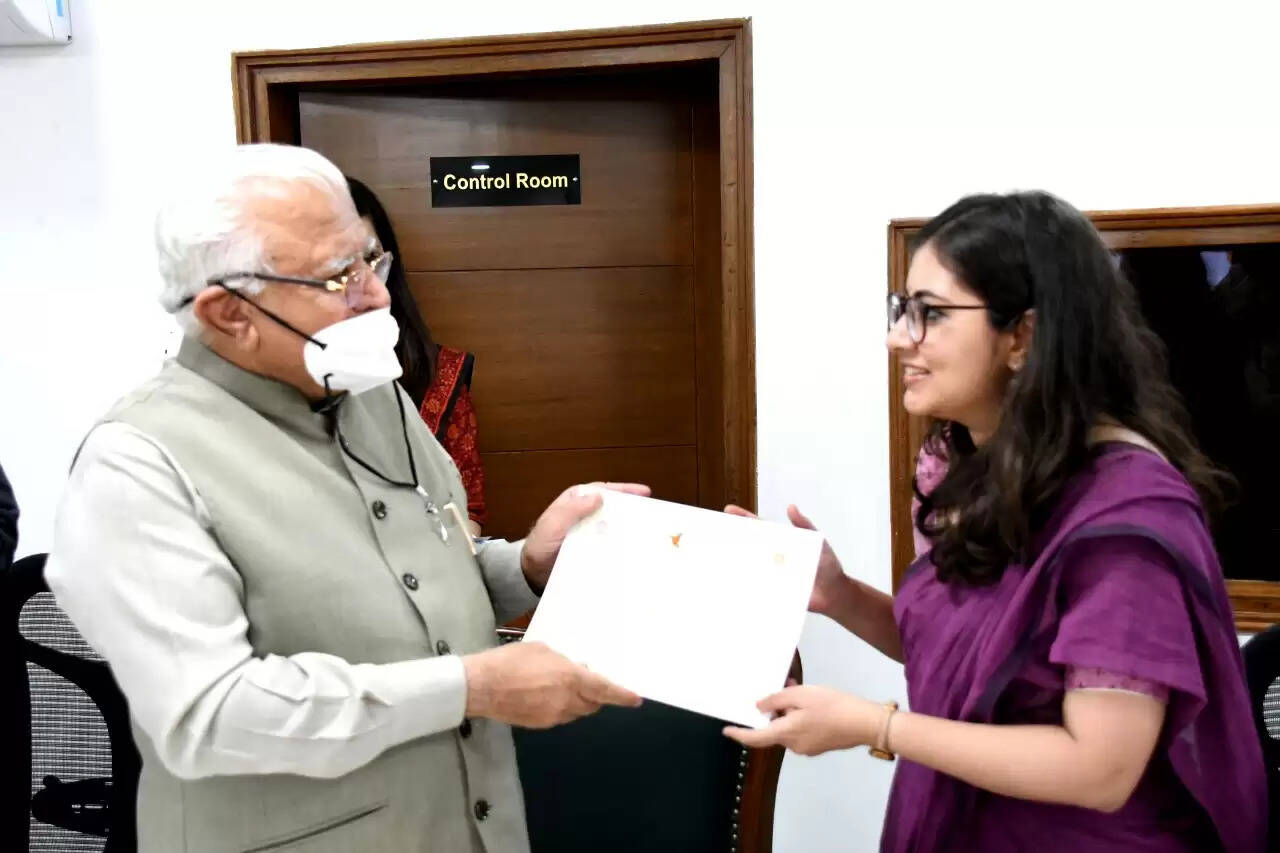 सीएमजीजीए पंचौली को सराहनीय कार्यों के लिए सीएम मनोहर लाल ने प्रशंसा पत्र देकर सम्मानित किया