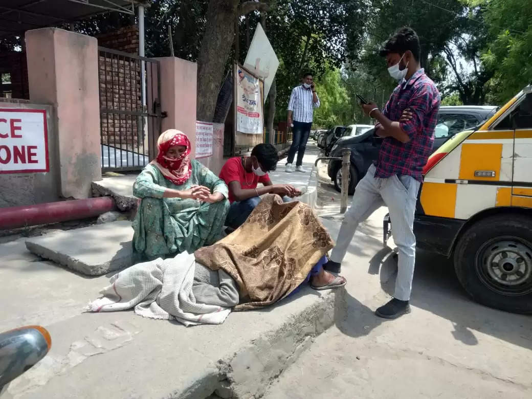 Not getting beds: कोरोना पॉजिटिव मरीजों को अस्पतालों में नहीं मिल रहे बेड, नागरिक अस्पताल में एक बुजुर्ग को जमीन पर लेटाया