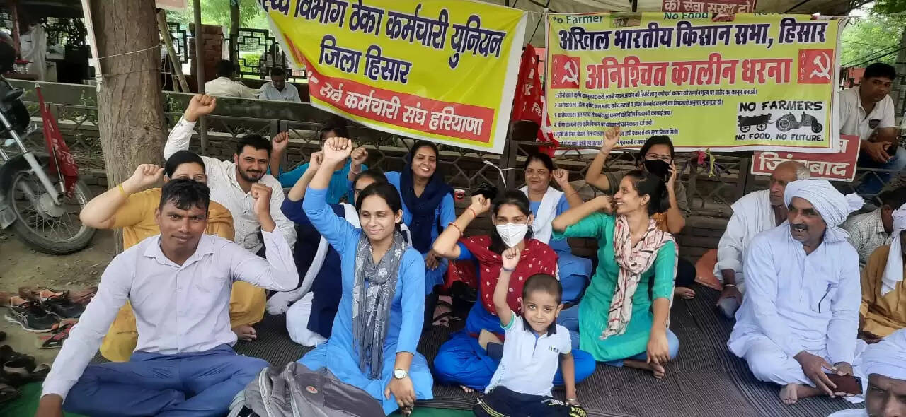 सात दिन के बाद भी हटाए गए कर्मचारियों की मांगे नहीं हुई पूरी, धरना जारी