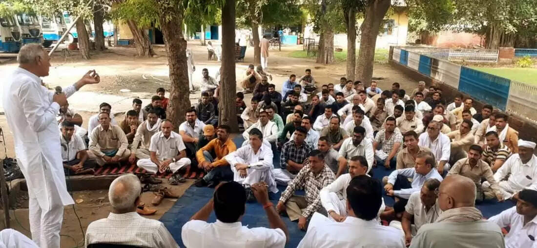 पंजाब के आंदोलनकारी कर्मचारियों के समर्थन में रोडवेज कर्मचारियों ने किया प्रदर्शन