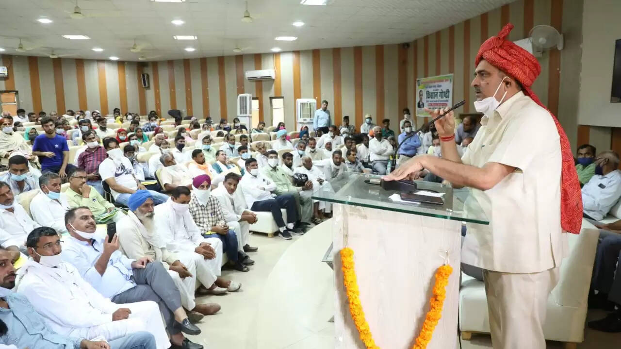 किसान वैज्ञानिक सोच से बढ़ें आगे, आधुनिक तकनीकों को अपनाएं : प्रोफेसर बी.आर. काम्बोज