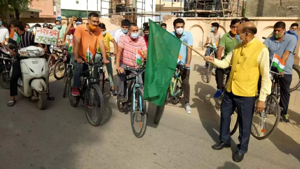 शहर में नशा मुक्ति-राष्ट्र भक्ति साइकिल यात्रा निकाली