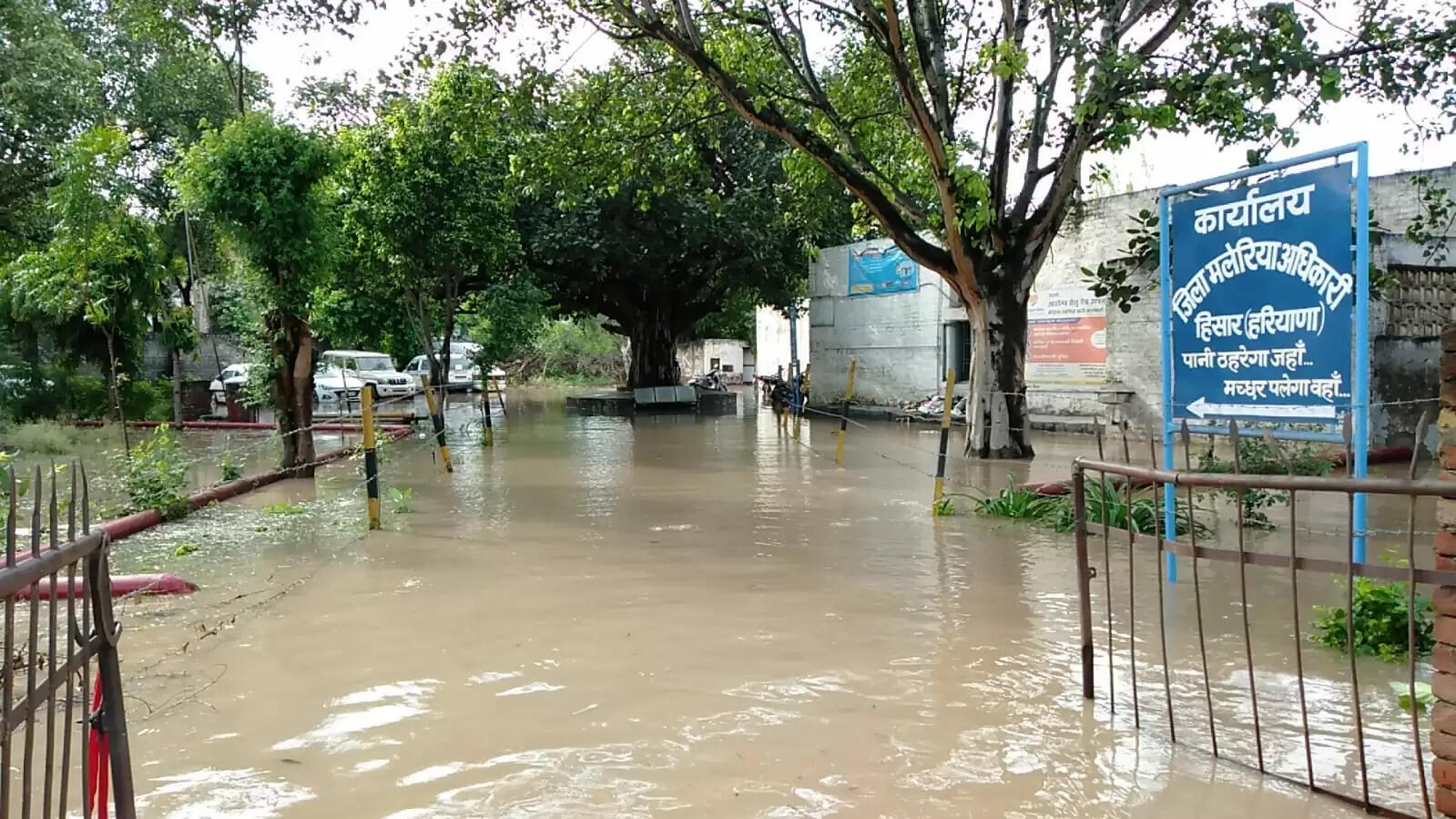 दिन में छाया अंधेरा, दूसरे दिन भी जमकर बरसे मेघा, घरों में घुसा पानी, लोगों में प्रशासन के खिलाफ रोष