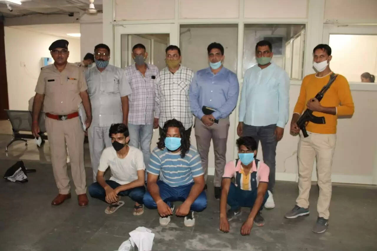 पेट्रोल पंप पर लूटपाट करने वाले गिरोह के तीन सदस्य पकड़े, सात वारदात कबूली