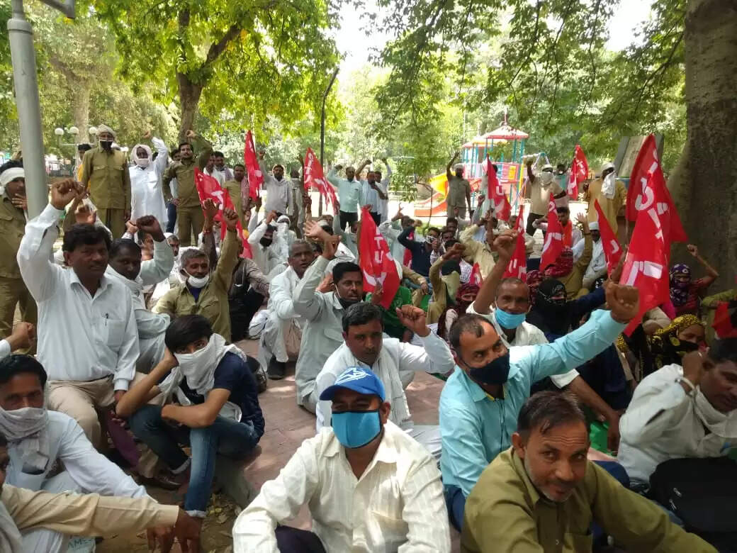 वेतन बढ़ाने की मांग को लेकर ग्रामीण सफाई कर्मचारी गरजे