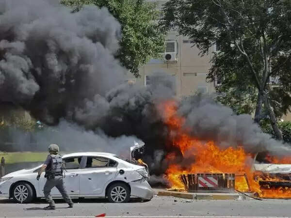 इजराइल और फिलिस्तीन के बीच हुए विवाद को जंग में बदलती इन तस्वीरों व वीडियो को देख आप भी दहल जाएंगे…