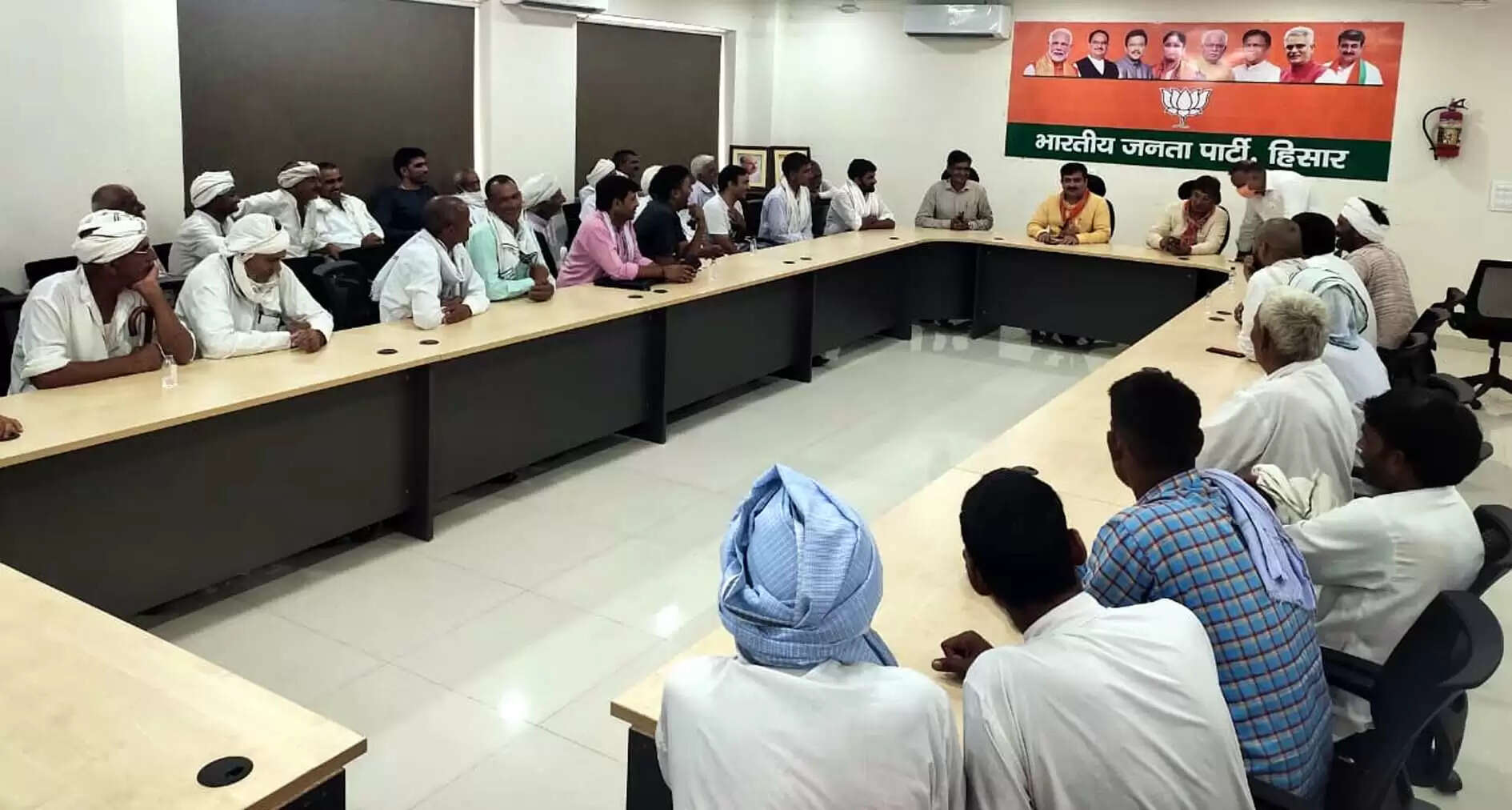 पैक्स मामले में कानूनी कार्रवाई की मांग को लेकर भाजपा जिला अध्यक्ष से मिले पांच गांवों के ग्रामीण