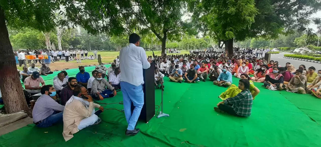 एचएयू और लुवास के शिक्षक व गैर शिक्षक कर्मचारियों में रोष, सरकार को दिया दस दिन का समय