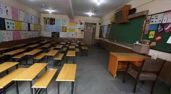 अभी बच्चों का टीकाकरण नहीं, इसलिए स्कूल खुलने से पहले शिक्षक व गैर-शिक्षण कर्मचारियों का वैक्सीनेटेड होना जरुरी