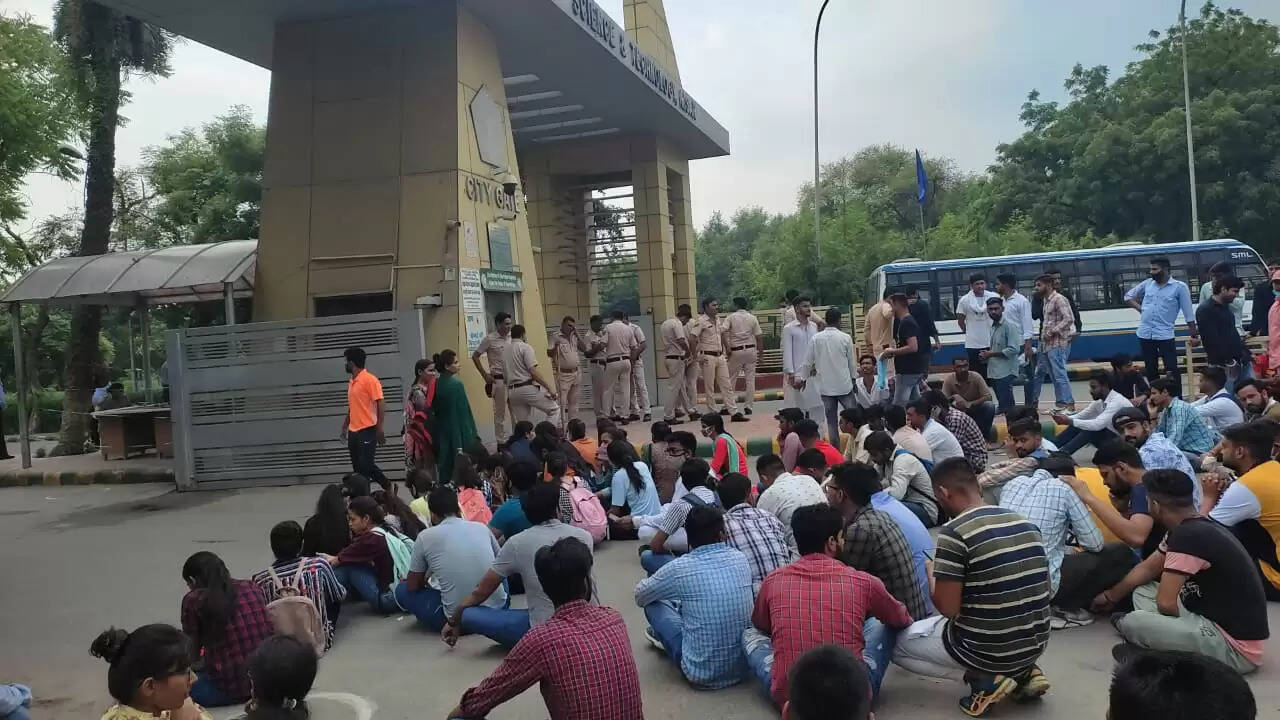 पांचवें समेस्टर में 560 छात्रों की यूएमसी आने पर जीजेयू के बाहर प्रदर्शन