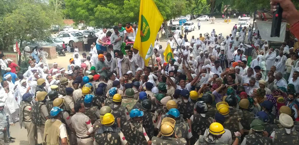 बीमा क्लेम की मांग को लेकर किसानों का प्रदर्शन, डीसी ने कहा कोई वैकेंसी खाली नहीं, किसान बोले, 28 अगस्त को होगी जाट धर्मशाला में महापंचायत, लेंगे कड़ा फैसला