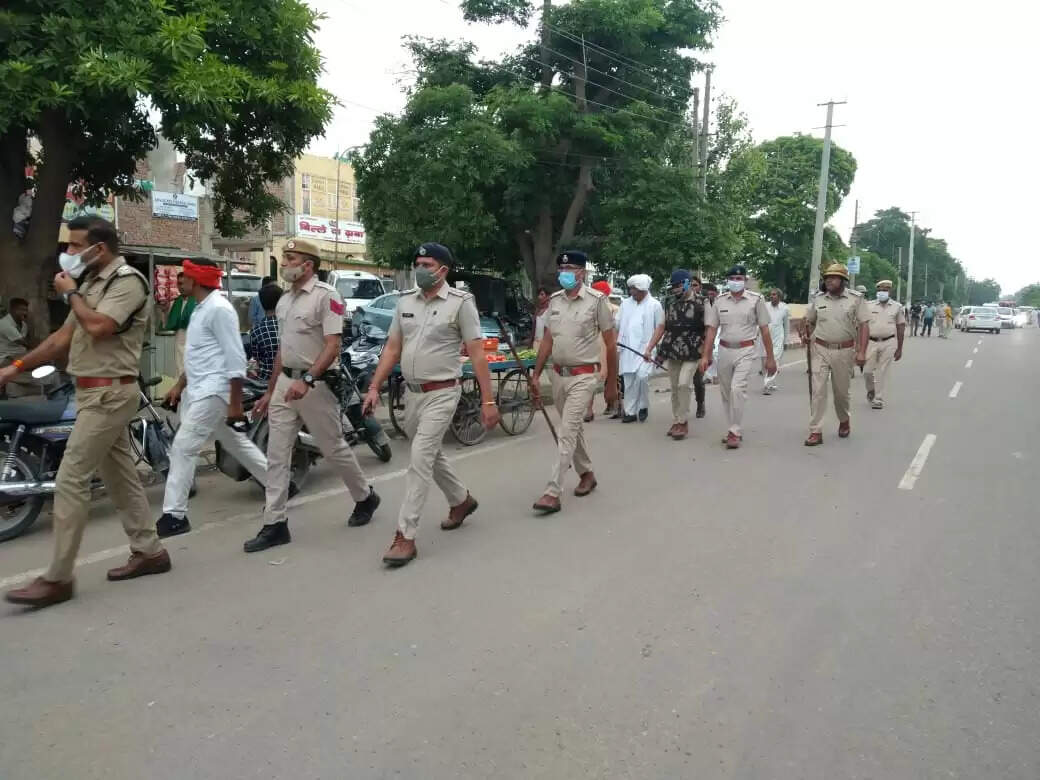 हिसार के सेक्टर 14 में परिवहन मंत्री मूलचंद शर्मा को किसानों ने दिखाएं काले झंडे