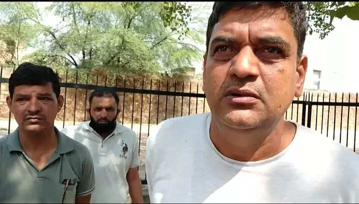 पिता की दवा लेने घर से निकले अध्यापक का शव तोशाम मार्ग पर जली हालत में मिला