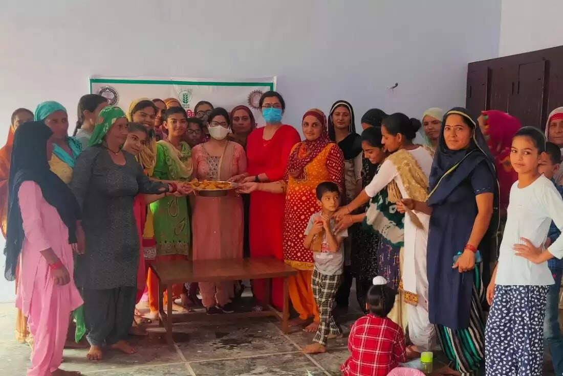 बुड़ाक गांव में महिलाओं को दिया बाजरा के मूल्य सवंर्धित उत्पाद बनाने का प्रशिक्षण