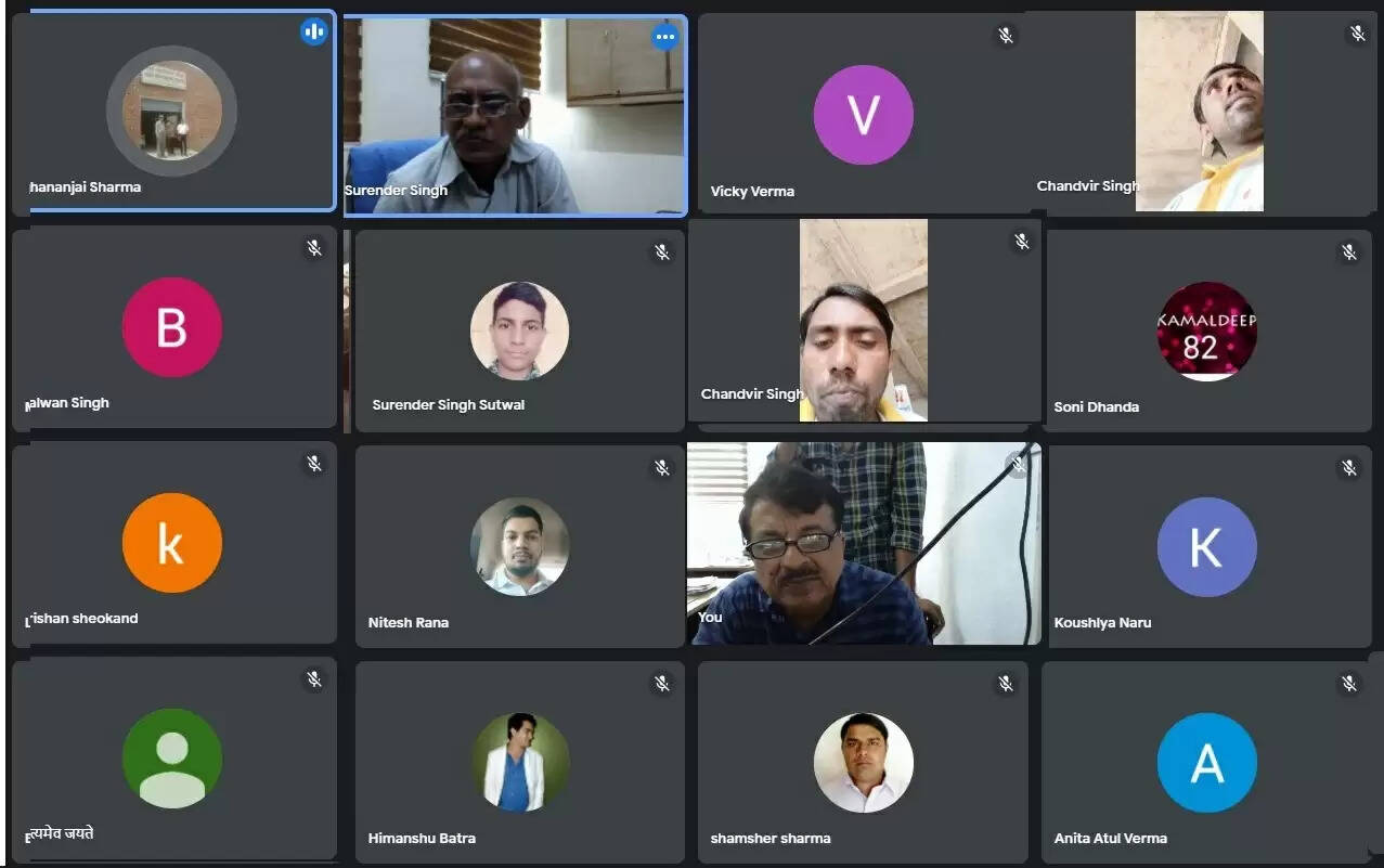 मशरूम उत्पादन की तकनीकी जानकारी हासिल कर स्वरोजगार स्थापित कर सकते हैं युवा : प्रोफेसर बी.आर. काम्बोज