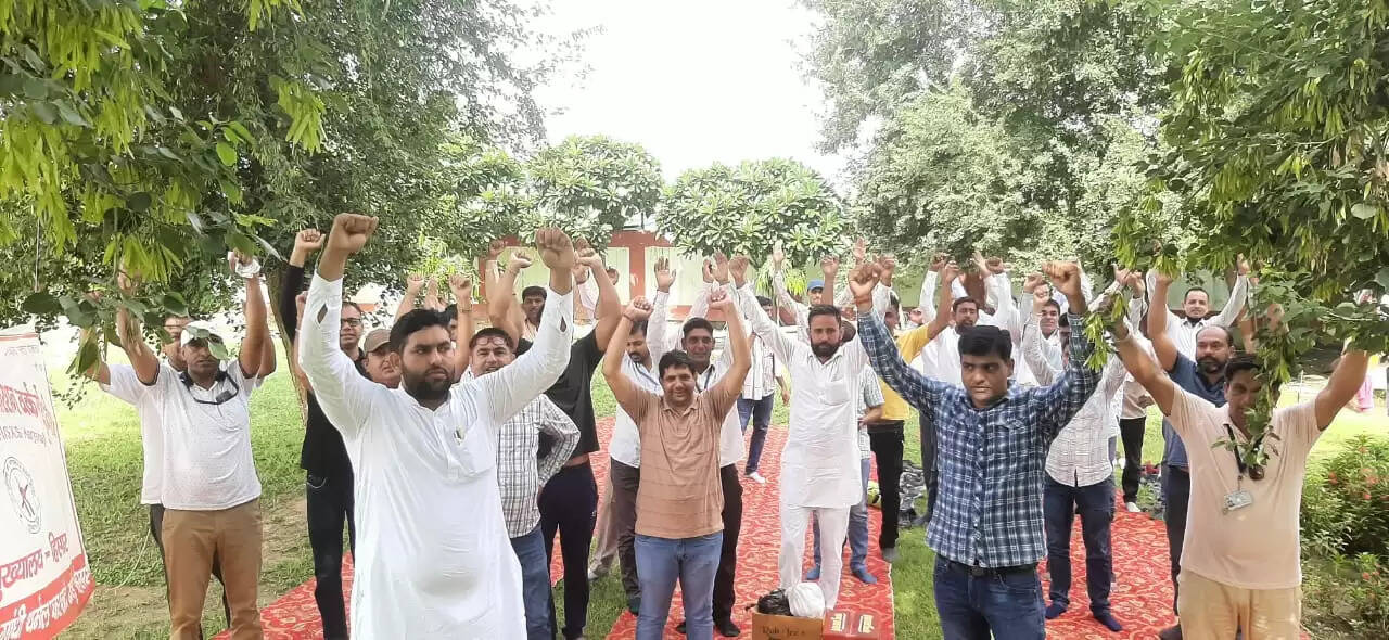 खेदड़ पावर प्लांट में बिजली कर्मचारियों ने किया प्रदर्शन