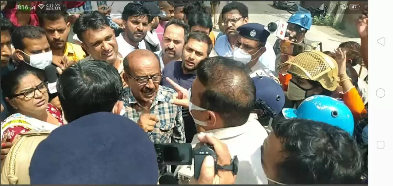 मान आई अस्पताल के बाहर धरना देने आ रहे पार्थ के परिजनों और अन्य के साथ पुलिस की गहमागहमी