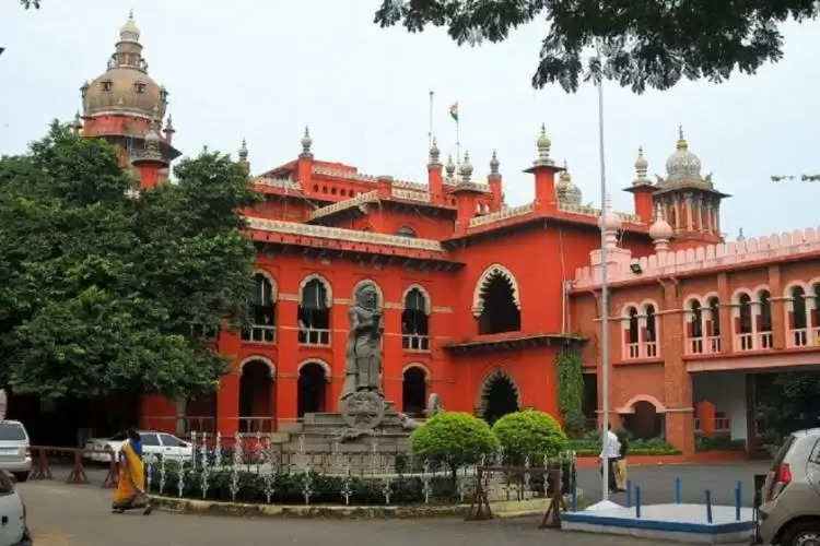 जानिए चुनाव आयोग को Madras High Court ने क्यों लगाई फटकार- कहा आपकी वजह से आई Corona की दूसरी लहर आई – आप पर हत्या का मुकदमा होना चाहिए