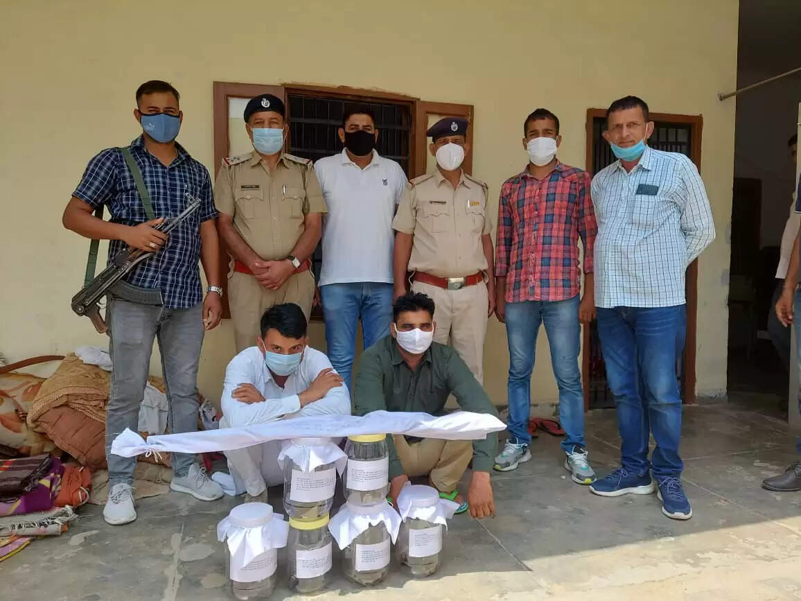 पुलिस को देख युवक घबराएं, तलाशी ली तो छह पिस्तौल और एक राइफल मिली