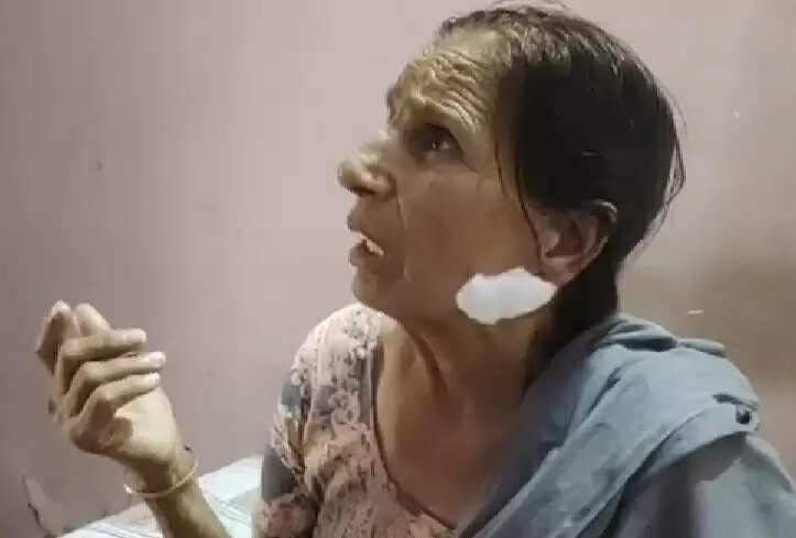 सरेराह बदमाशों ने दवा लेकर घर लौट रही बुजुर्ग महिला से कानों की बालियां छीनी