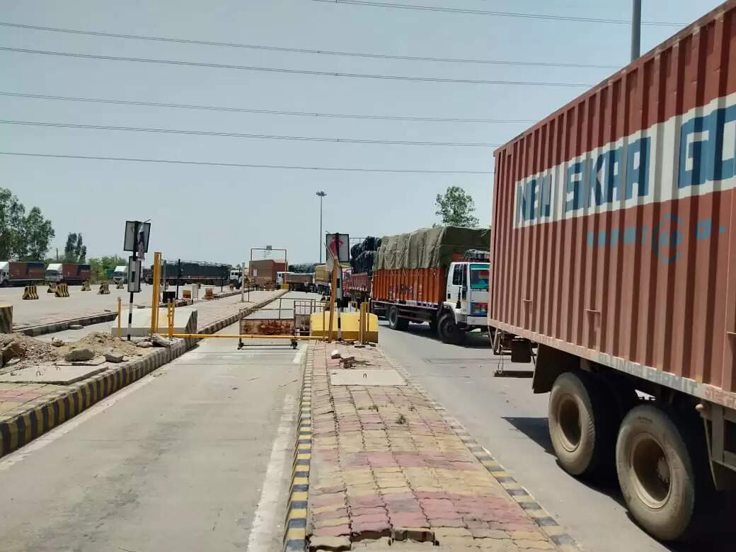 टोहाना में किसानों की गिरफ्तारी के बाद रामायण टोल पर लगाया जाम