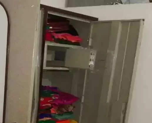 अपने ही घर से 2 लाख की नकदी लेकर भागा युवक, टूटा मिला अलमारी का ताला, मां ने कराई शिकायत दर्ज